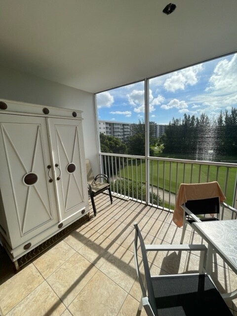 Foto del edificio - 3250 N Palm Aire Dr
