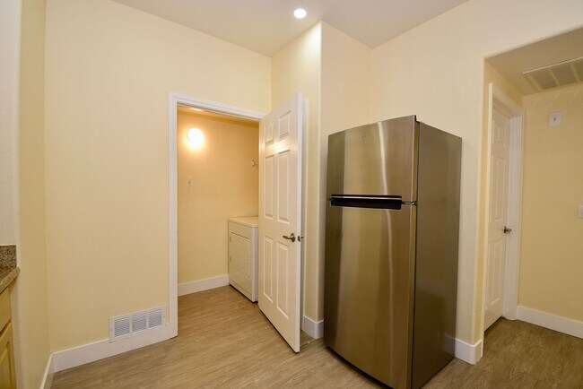 Foto del edificio - Upgraded & Charming Two-Bedroom Condo with...