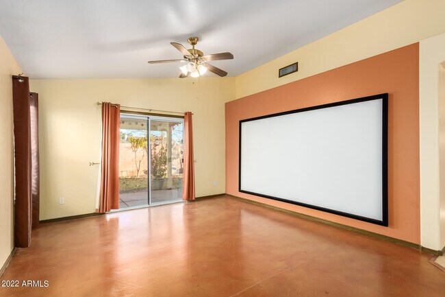 Building Photo - 525 N Val Vista Dr