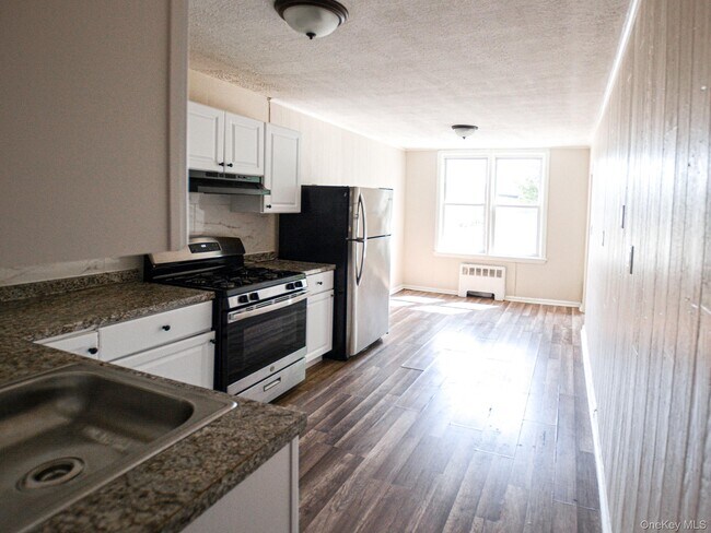 Foto del edificio - 84-26 Little Neck Pkwy
