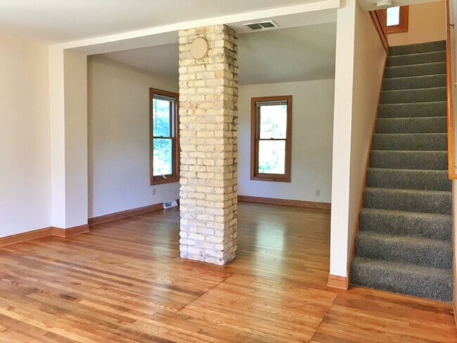 Foto del edificio - 2 Bedroom, 1.5 Bath Farm HOUSE, LARGE Yard, 2.5 Car Garage! UPDATES!