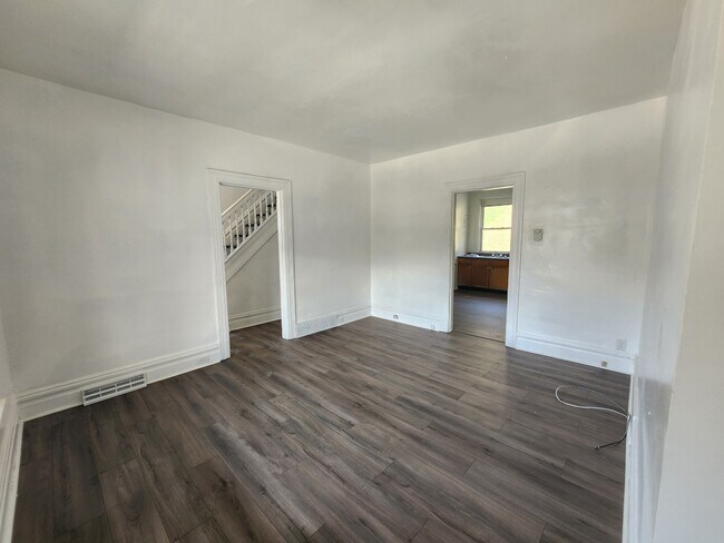 Foto del edificio - 446 Airbrake Ave