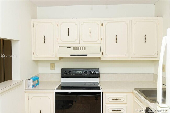 Building Photo - 2998 Sunrise Lakes Dr E