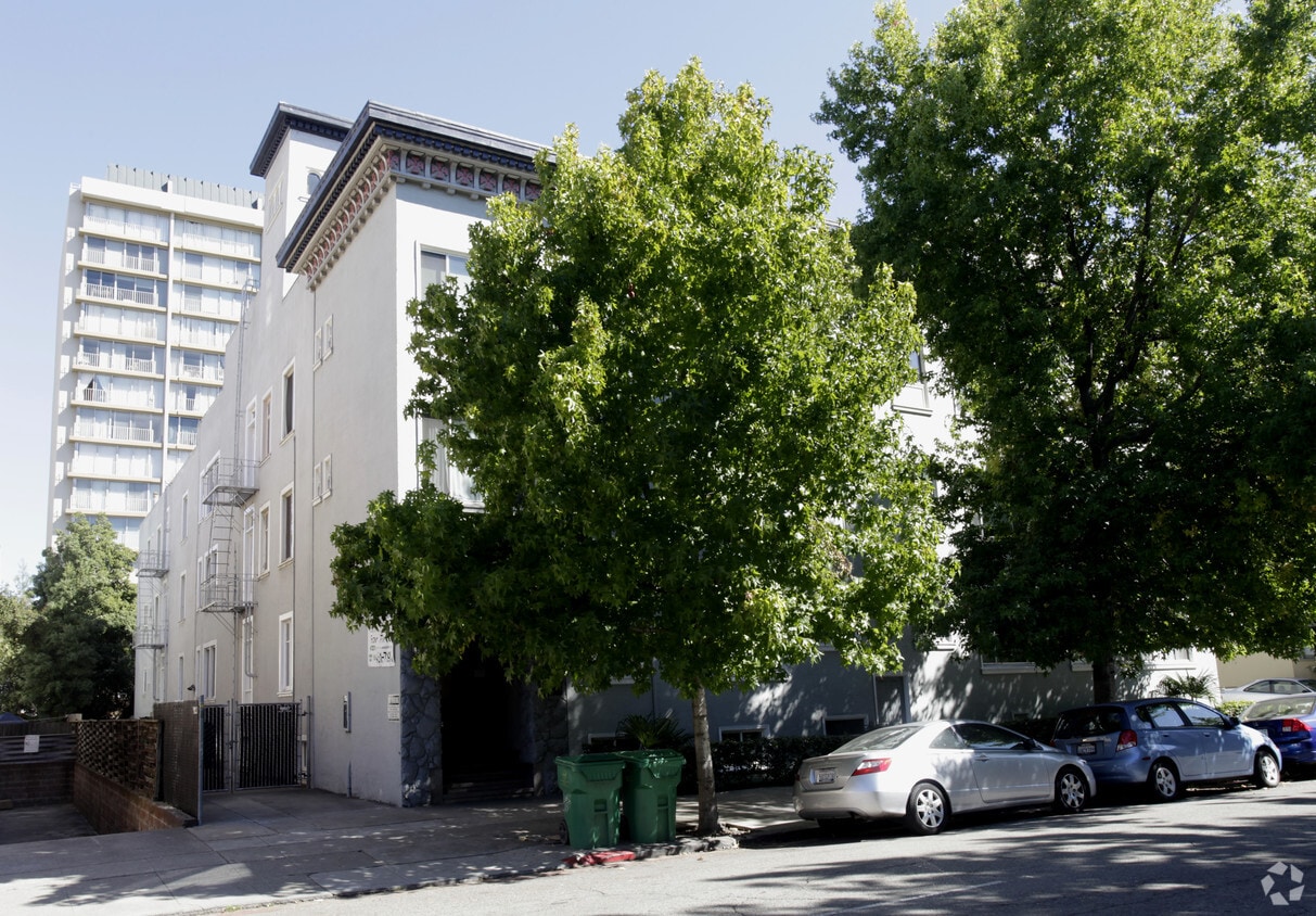 Building Photo - Lakeview