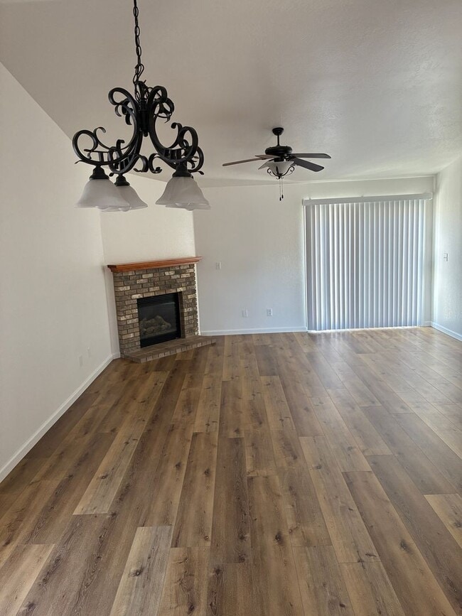 Building Photo - 4 Bedroom 2 Bath Home