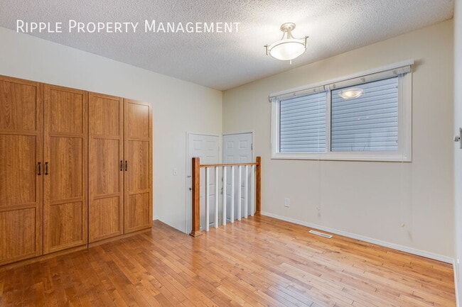 Photo du bâtiment - FANTASTIC 2 BEDS/ 1 BATH + DEN UPPER UNIT ONLY!