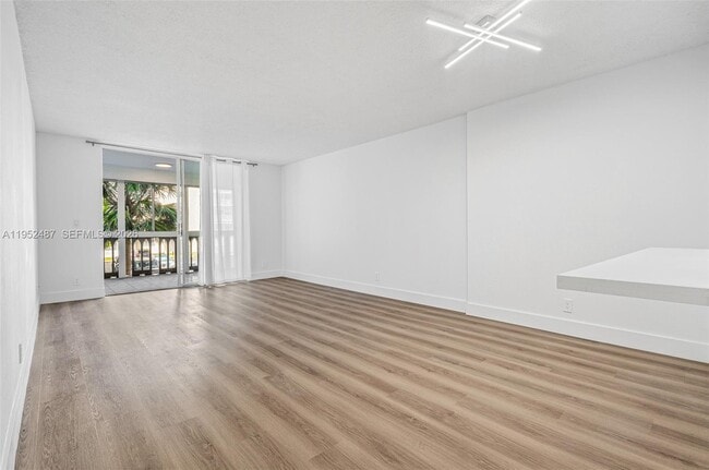 Building Photo - 901 NE 14th Ave