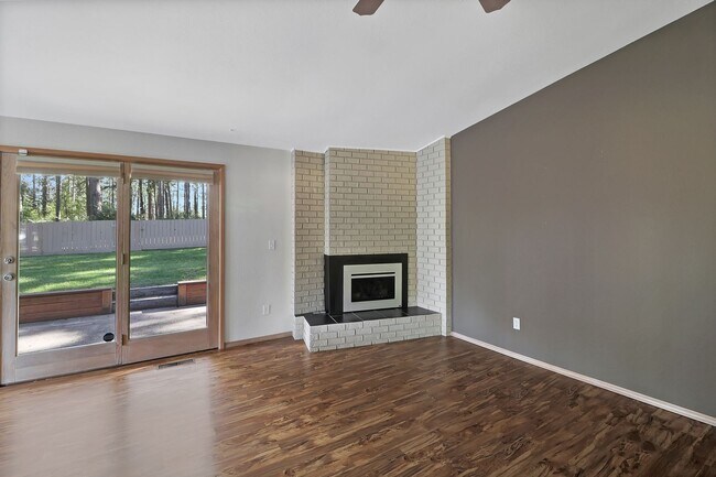 Foto del edificio - 3 Bed 2 Bath - One Story - Dog Per Approva...