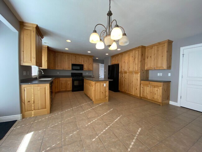 Foto del edificio - 6 Bedroom/3.5 Bathroom Home In Syracuse!