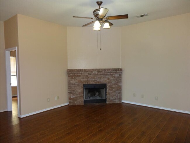 Building Photo - 34602 Lake Side Dr