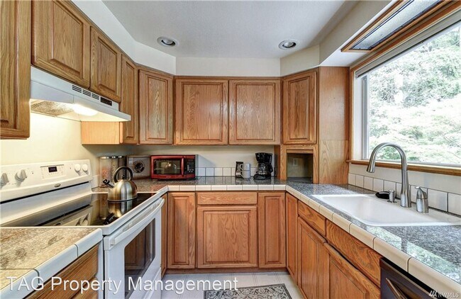Building Photo - 4 br, 2 bath House - 1322 165th Ave NE