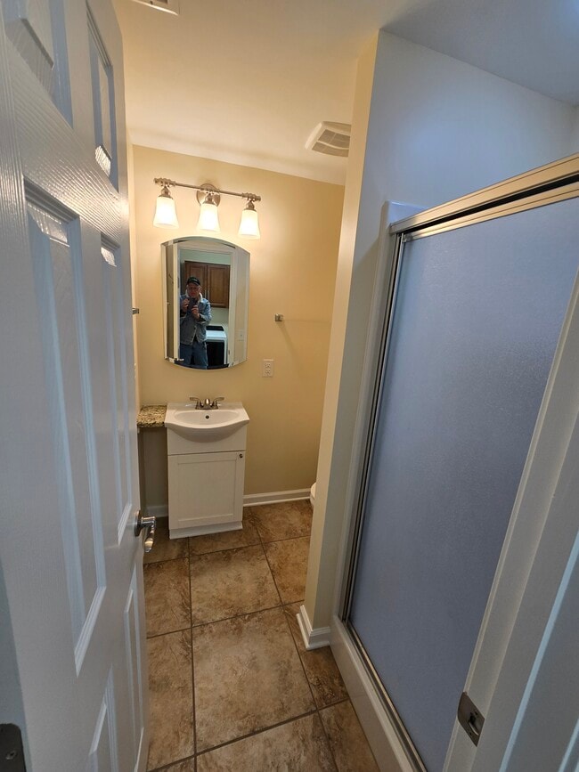 Foto del edificio - 107a Oakwood Dr