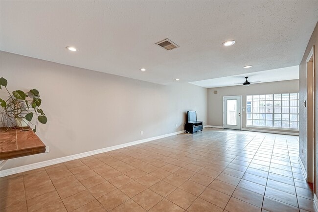Building Photo - 2232 S Piney Point Rd