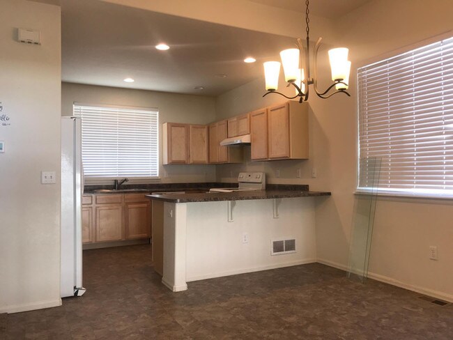 Building Photo - Fantastic 4 bedroom, 3 bath, 3 car garage!