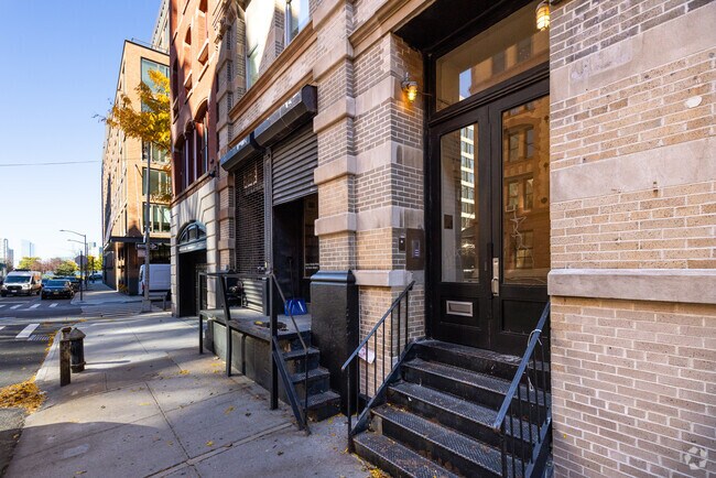 Entrada - 136 Watts St