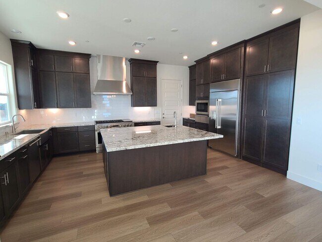 Foto del edificio - BEAUTIFUL BRAND NEW "NEXT-GEN" HOME W/ SOLAR & SIERRA VIEWS!!