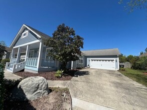 Building Photo - 1211 Daisy Ct