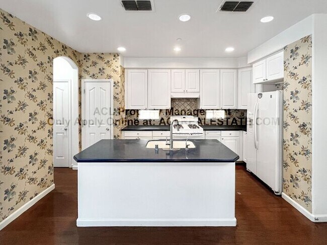 Foto del edificio - Spacious 3-Bed, 2.5-Bath Home in Prime Bre...