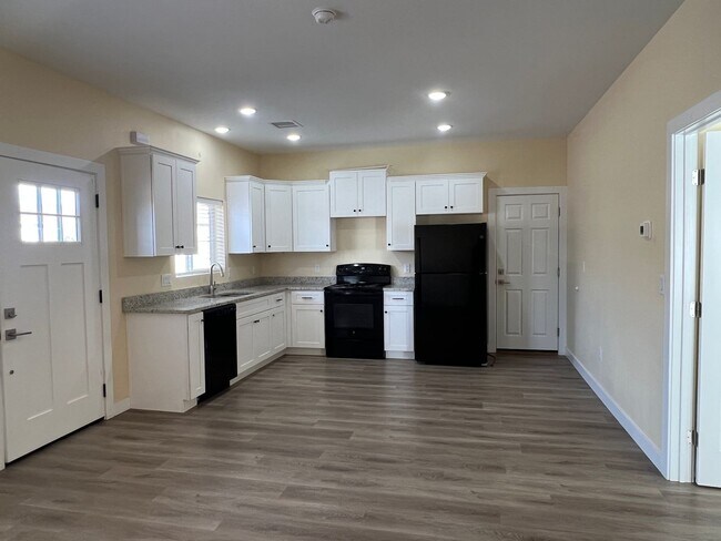 Building Photo - Dual Primary Suites & 2 car Garage