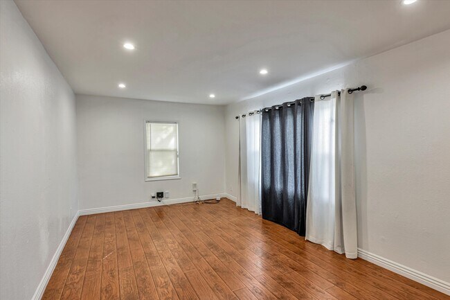 Foto del edificio - 7862 Ney Ave