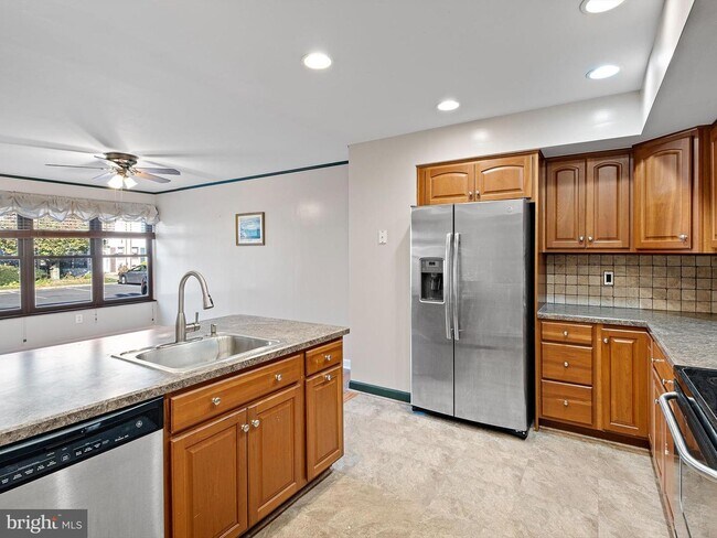 Building Photo - 122 Center Ct