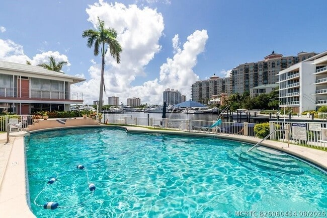Building Photo - 2760 Yacht Club Blvd