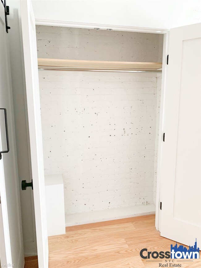 Foto del edificio - 1 br, 1 bath Apartment - 418 E 9th St