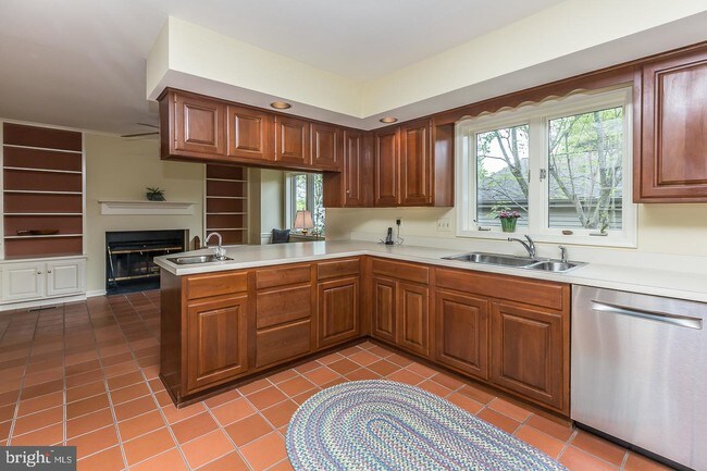 Building Photo - 406 Eaton Way