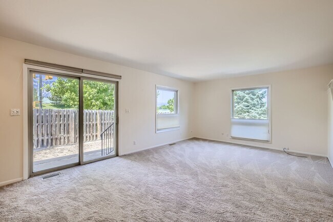 Building Photo - ***$1000 off 1st Months Rent!*** 4b/3.5ba 3 Story Condo in Table Mesa!