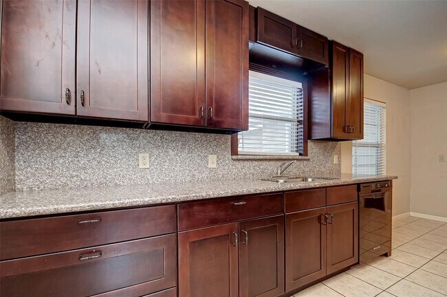 Building Photo - 8518 Forum Dr