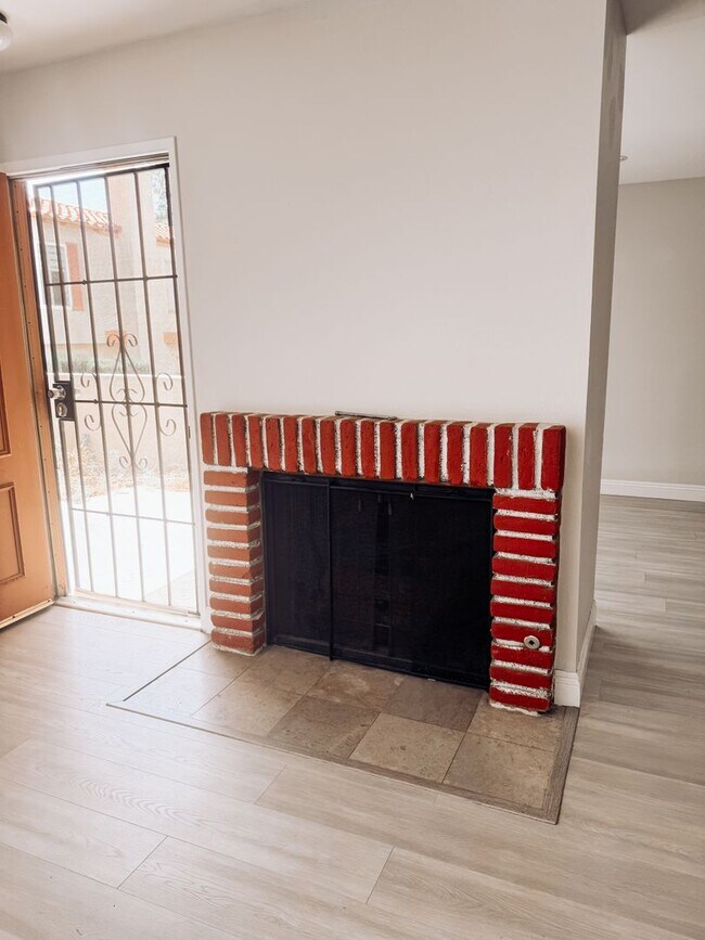 Foto del edificio - Large Townhome with 2 car garage