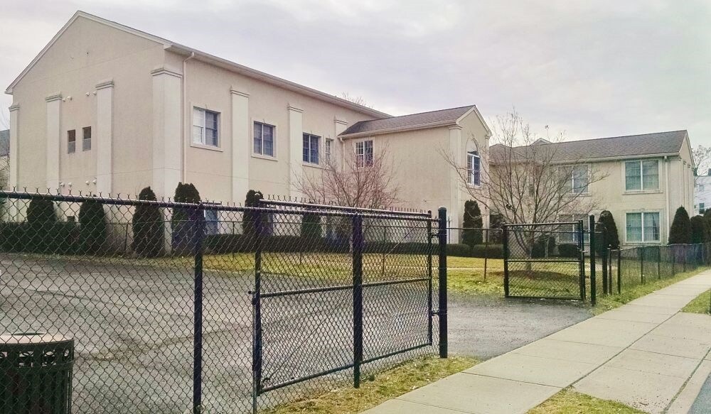 Primary Photo - 563 E 23rd St