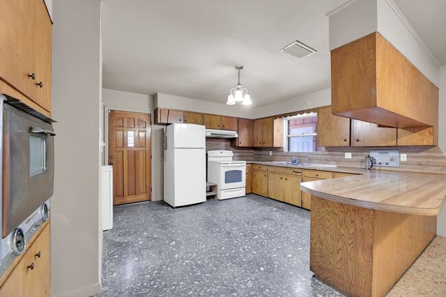 Building Photo - 810 S 16th 1/2