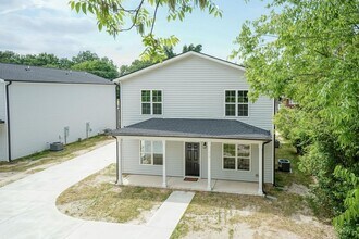 Building Photo - 208 S Leslie St