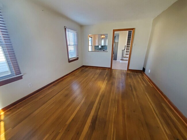 Building Photo - Stunning 3 bedroom 2 bath house!