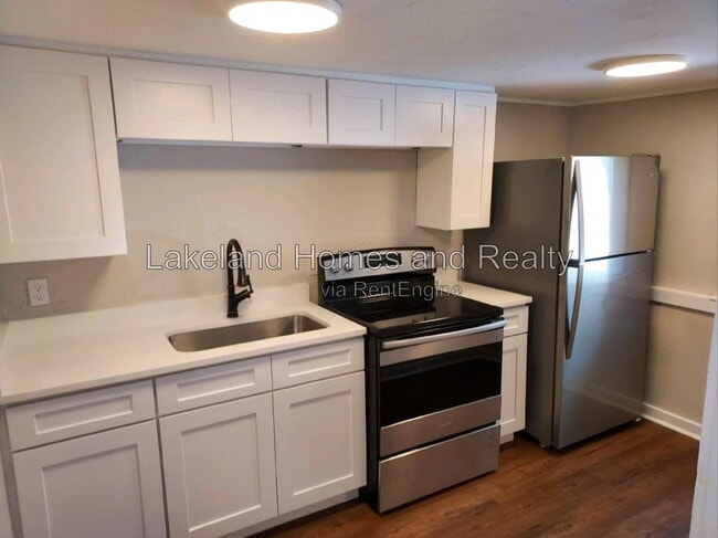 Building Photo - 906 Vistabula St