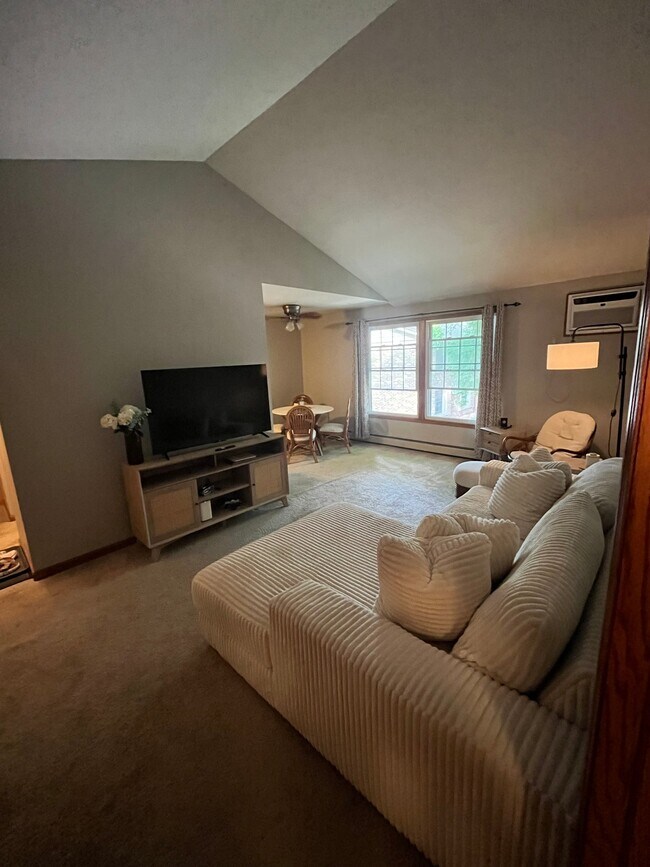 Foto del edificio - 4518 Cedar Lk Rd S