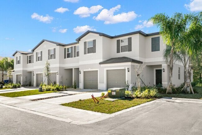 Building Photo - LIKE NEW Townhome in Willow Square!