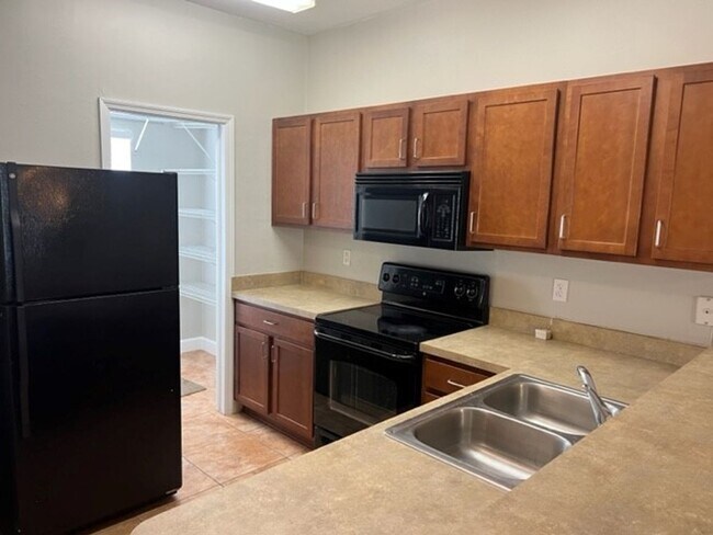 Foto del edificio - Great Location for this 2 bedroom 2 1/2 bath in Woods Edge South