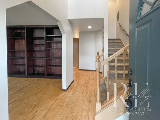 Foto del edificio - Stunning 3-Bedroom Home with Vaulted Ceilings, RV Parking & Fenced Yard!