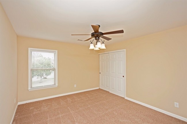 Building Photo - 806 River Heights Dr