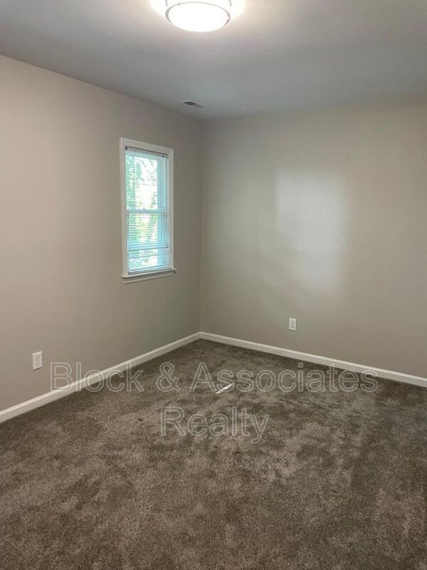 Building Photo - 2922 Glenridge Dr