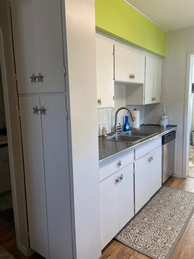 Building Photo - 717 10th Ave