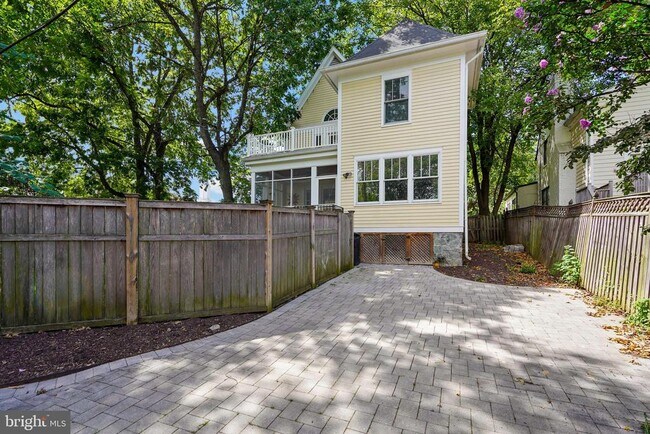 Foto del edificio - 1503 Russell Rd