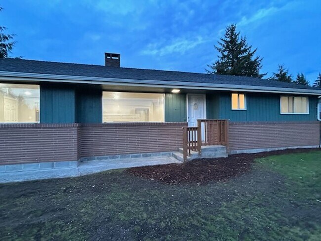 Building Photo - 3 Bedroom Home