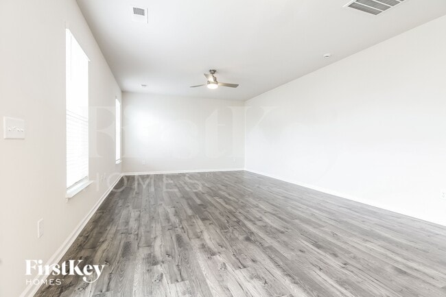 Building Photo - 3 Ramblehurst Rd