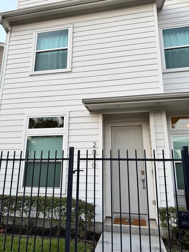 Photo - 2010 Live Oak St House