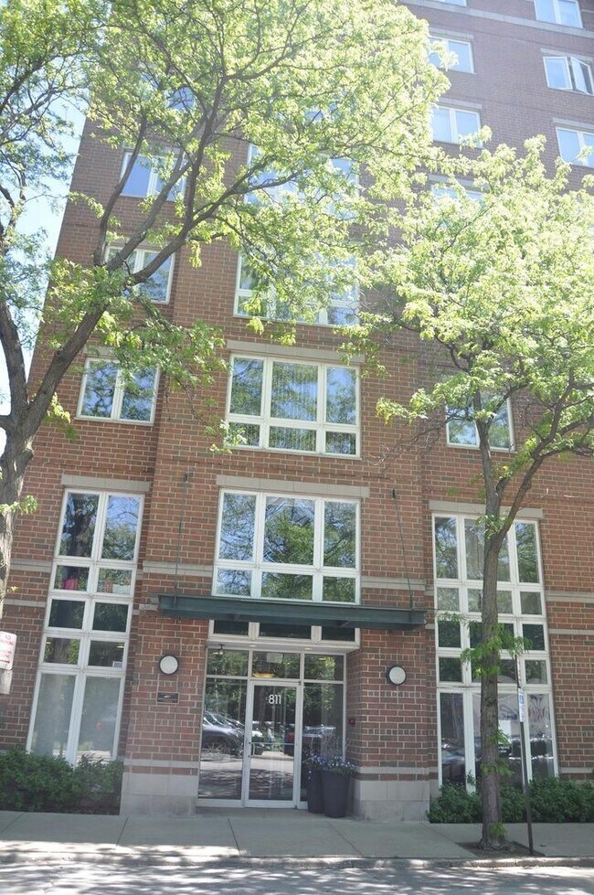 Building Photo - 811 Chicago Ave