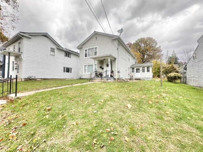 Building Photo - 986 Ash St