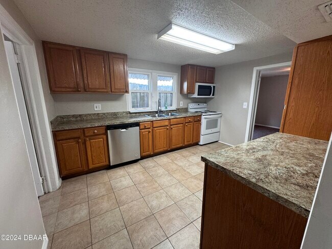 Foto del edificio - 1304 Holly Ave